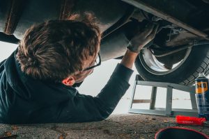 UN MECCANICO AUTO che aggiusta una macchina